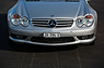 Mercedes-Benz SL 55 AMG (2002) - kraftvoll wirkende Frontgestaltung mit Zweiaugengesicht (© Bruno von Rotz, 2020) Mercedes-Benz SL 55 AMG (2002) - kraftvoll wirkende Frontgestaltung mit Zweiaugengesicht (© Bruno von Rotz, 2020)