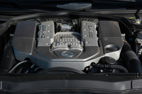 Mercedes-Benz SL 55 AMG (2002) - schön gestaltete Abdeckung, vom Motor selber sieht man wenig