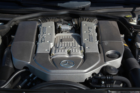 Mercedes-Benz SL 55 AMG (2002) - zwischen den v-förmig angeordneten Zylinderbänken thront der Kompressor