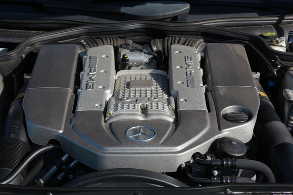 Mercedes-Benz SL 55 AMG (2002) - zwischen den v-förmig angeordneten Zylinderbänken thront der Kompressor