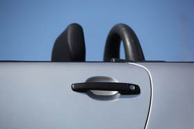 Mercedes-Benz SLK 230 (1997) - Überrollbügel hinter den Sitzen, gut fassbare Türgriffe