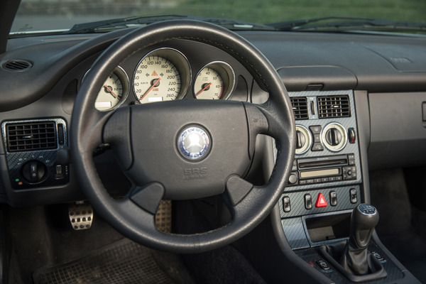 Mercedes-Benz SLK 230 (1997) - klar gezeichnete Armaturen, Tacho in der Mitte