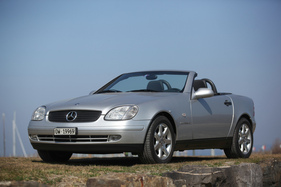 Mercedes-Benz SLK 230 (1997) - relativ dicke Holme links und rechts von der Windschutzscheibe