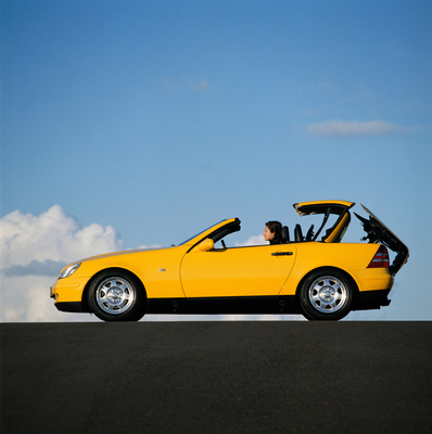 Image: Mercedes-Benz SLK 230 Kompressor (170 model series) (1996) - Roof mechanics in action