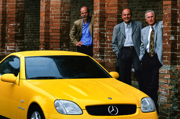 Bild: Mercedes-Benz SLK 230 Kompressor (Baureihe 170) (1996) – zusammen mit drei seiner Macher