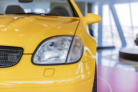 Mercedes-Benz SLK 230 Kompressor (Baureihe 170) (1997) – Detailansicht der Scheinwerfer – Sonderausstellung "Youngtimer" im Mercedes-Benz Museum Mercedes-Benz SLK 230 Kompressor (Baureihe 170) (1997) – Detailansicht der Scheinwerfer – Sonderausstellung "Youngtimer" im Mercedes-Benz Museum