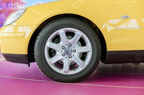 Mercedes-Benz SLK 230 Kompressor (Baureihe 170) (1997) – Detailansicht des linken Vorderrads – Sonderausstellung "Youngtimer" im Mercedes-Benz Museum Mercedes-Benz SLK 230 Kompressor (Baureihe 170) (1997) – Detailansicht des linken Vorderrads – Sonderausstellung "Youngtimer" im Mercedes-Benz Museum