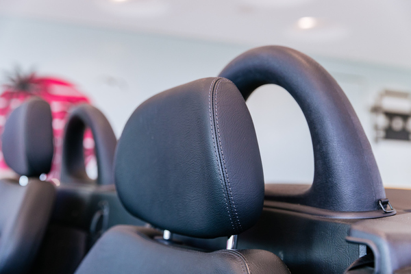 Mercedes-Benz SLK 230 Kompressor (Baureihe 170) (1997) – Kopfstütze mit Überrollstützbügel – Sonderausstellung "Youngtimer" im Mercedes-Benz Museum