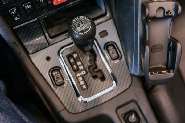 Bild: Mercedes-Benz SLK 230 Kompressor (Baureihe 170) (1997) – Schalthebel – Sonderausstellung "Youngtimer" im Mercedes-Benz Museum