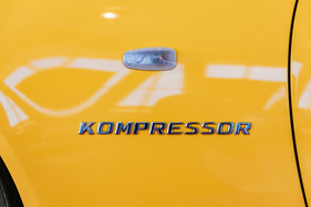 Mercedes-Benz SLK 230 Kompressor (Baureihe 170) (1997) – Schriftzug – Sonderausstellung "Youngtimer" im Mercedes-Benz Museum Mercedes-Benz SLK 230 Kompressor (Baureihe 170) (1997) – Schriftzug – Sonderausstellung "Youngtimer" im Mercedes-Benz Museum