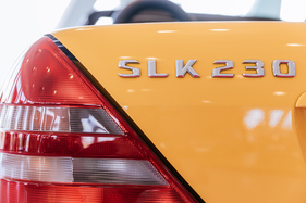 Mercedes-Benz SLK 230 Kompressor (Baureihe 170) (1997) – Typenschriftzug – Sonderausstellung "Youngtimer" im Mercedes-Benz Museum Mercedes-Benz SLK 230 Kompressor (Baureihe 170) (1997) – Typenschriftzug – Sonderausstellung "Youngtimer" im Mercedes-Benz Museum
