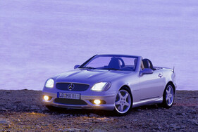 Mercedes-Benz SLK 32 AMG (2001) – Werksfoto in der Dämmerung
