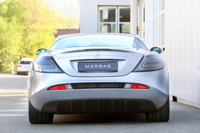 Mercedes-Benz SLR McLaren 722 Edition (2007) - die Auspuffrohre fehlen, da sie auf der Seite liegen Mercedes-Benz SLR McLaren 722 Edition (2007) - die Auspuffrohre fehlen, da sie auf der Seite liegen
