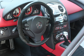 Mercedes-Benz SLR McLaren 722 Edition (2007) - manches im Cockpit erinnert an die Grosserie