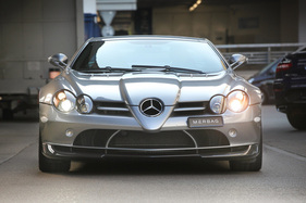 Mercedes-Benz SLR McLaren 722 Edition (2007) - wirkt trotz "nur" 1,908 Metern Breite dank geringer Bauhöhe (1,251 Meter) ziemlich flach Mercedes-Benz SLR McLaren 722 Edition (2007) - wirkt trotz "nur" 1,908 Metern Breite dank geringer Bauhöhe (1,251 Meter) ziemlich flach