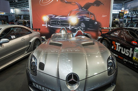 Mercedes-Benz SLR Stirling Moss (2009) - vor passendem Hintergrund - Retro Classics Stuttgart 2020