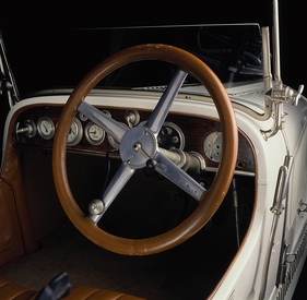 Mercedes Benz SSK (1928) - massiges Lenkrad, um den kräftigen und schweren Wagen zu kontrollieren Mercedes Benz SSK (1928) - massiges Lenkrad, um den kräftigen und schweren Wagen zu kontrollieren