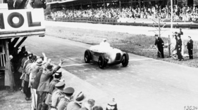 Mercedes Benz SSKL (1932) - Manfred von Brauchitsch mit Stromlinienkarosserie als Sieger beim Avus-Rennen in Berlin am 22. Mai 1932