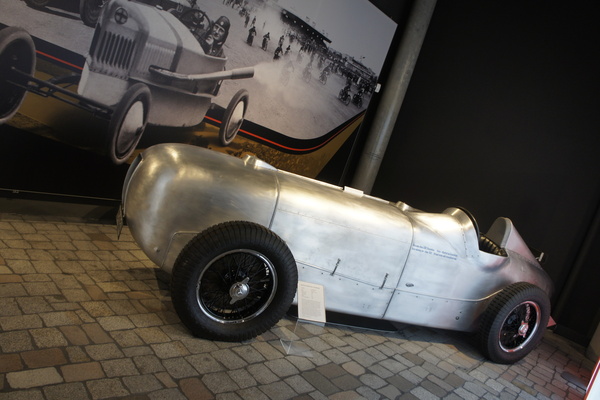Mercedes-Benz SSKL AVUS Stromlinie "Gurke" (1932) - Teil der Ausstellung "AVUS 100: Ein rasantes Jahrhundert" im PS-Speicher Einbeck