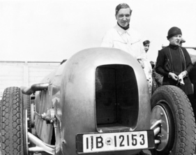 Mercedes-Benz SSKL Stromlinie (1932) – Manfred von Brauchitsch mit der "Gurke" kurz nach der Ankunft beim Avusrennen 1932