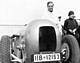 Mercedes-Benz SSKL Stromlinie (1932) – Manfred von Brauchitsch mit der "Gurke" kurz nach der Ankunft beim Avusrennen 1932 (© Daimler-Benz AG, 1932) Mercedes-Benz SSKL Stromlinie (1932) – Manfred von Brauchitsch mit der "Gurke" kurz nach der Ankunft beim Avusrennen 1932 (© Daimler-Benz AG, 1932)