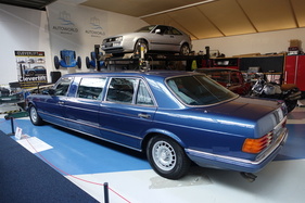 Bild Mercedes-Benz Schulz W 126 Pullman (1985) – Nur um 2 cm verfehlt er die Marke von 7 Metern – German Tuners from the '80s and '90s – Autoworld Brüssel 2025
