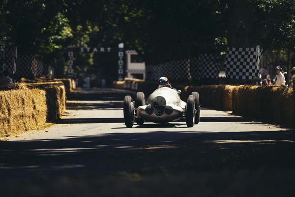 Mercedes-Benz Silberpfeil bei der Bergfahrt - Goodwood Festival of Speed 2025