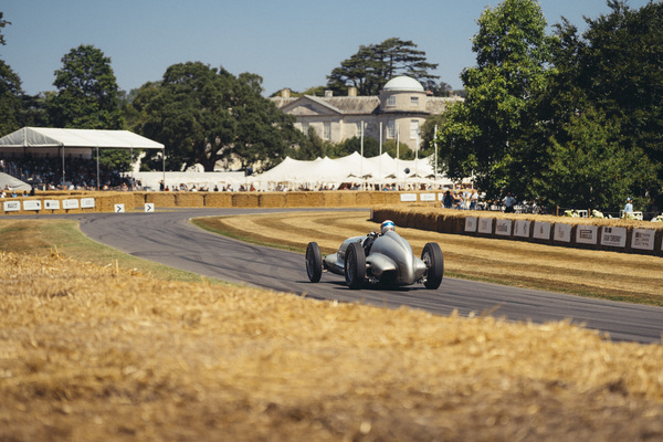 Bild Mercedes-Benz Silberpfeil bei der Bergfahrt - Goodwood Festival of Speed 2025