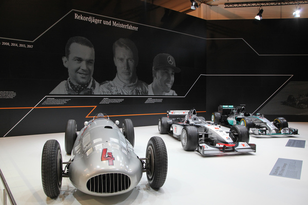Mercedes-Benz Silberpfeile damals und in der Neuzeit auf dem Werksstand - Techno Classica Essen 2018