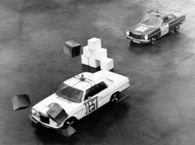 Bild Mercedes-Benz TELDIX ABS - Ausgerüstet mit ABS kommt das blaue Fahrzeug aus einer Geschwindigkeit von 100 km/h nach ca 40 m zum Stillstand, das weisse Fahrzeug mit konventionellen Bremsen benötigt dazu ca 50 m und durchbricht die künstliche Mauer