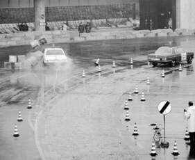 Mercedes-Benz TELDIX Anti-Blockier-System - Beim Bremsen in der Kurve folgt der Wagen mit Anti-Blockier-System genau seiner Spur. Ohne Anti-Blockier-System läuft der Wagen bei zu starkem Druck auf das Bremspedal aus der Spur Mercedes-Benz TELDIX Anti-Blockier-System - Beim Bremsen in der Kurve folgt der Wagen mit Anti-Blockier-System genau seiner Spur. Ohne Anti-Blockier-System läuft der Wagen bei zu starkem Druck auf das Bremspedal aus der Spur