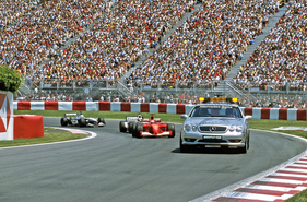 Mercedes-Benz Typ CL 55 AMG (C 215) (2001) - Das Official F1™ Safety Car inspiriert das Sondermodell „F1 Limited Edition“; Foto vom Großen Preis von Kanada, 10. Juni 2001.