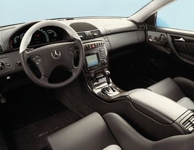 Mercedes-Benz Typ CL 55 AMG F1 Limited Edition (2000) - das Interieur ist nicht minder exklusiv - man beachte den Schriftzug hinter dem Schalthebel. (2000)