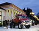 Mercedes-Benz Unimog U 90 (1992) – Der "Funmog" vor einem Theater. (© Mercedes-Benz AG, 1994) Mercedes-Benz Unimog U 90 (1992) – Der "Funmog" vor einem Theater. (© Mercedes-Benz AG, 1994)