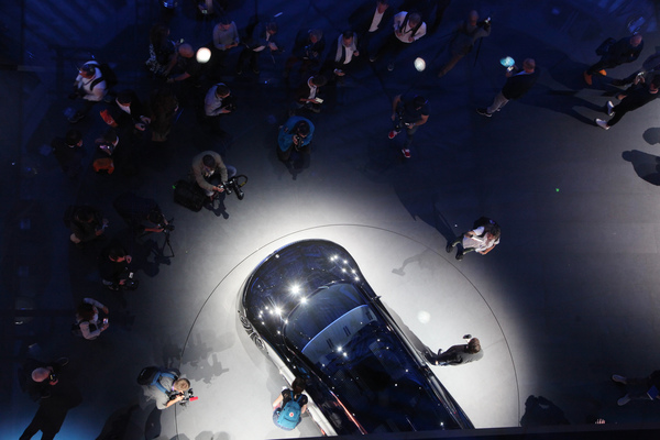 Mercedes-Benz Vision EQS (2019) - Blogger, Journalisten, Influencer usw. scharen sich um das Konzeptfahrzeug - IAA in Frankfurt 2019