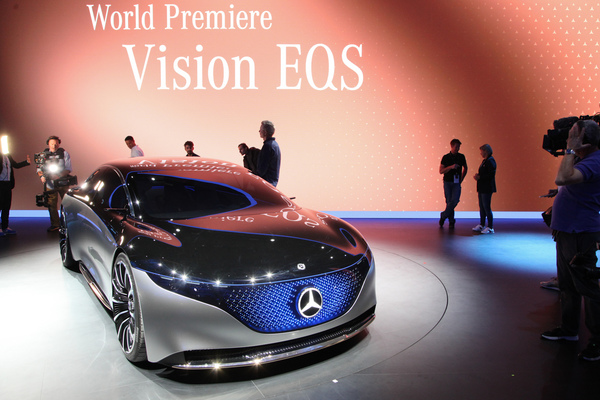 Mercedes-Benz Vision EQS (2019) - die Front ändert ständig ihre Farben - IAA in Frankfurt 2019