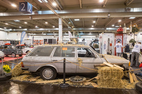 Mercedes-Benz W 123 T als Scheunenfund inszeniert – Techno Classica 2024