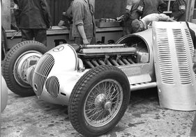 Mercedes Benz W 125 (1935) - der Motor ist leicht nach hinten geneigt eingebaut, um eine tiefe Sitzposition und einen niedrigen Schwerpunkt zu erreichen