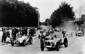 Mercedes-Benz W 125 (1937) - Grosser Preis der Schweiz in Bremgarten am 22. August 1937 - der spätere Sieger Caracciola mit Startnummer 14 Mercedes-Benz W 125 (1937) - Grosser Preis der Schweiz in Bremgarten am 22. August 1937 - der spätere Sieger Caracciola mit Startnummer 14