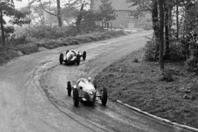 Mercedes-Benz W 125 (1937) - Hermann Lang, verfolgt vom späteren Sieger Benrd Rosemeyer auf Auto Union Typ C beim GP von Donington 1937