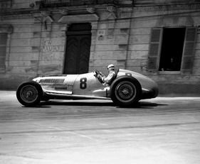 Mercedes-Benz W 125 (1937) - Rudolf Caracciola bei der Coppa Acerbo in Pescara am 17. August 1937 - das Meisterfoto von George Monkhouse
