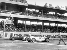 Mercedes-Benz W 125 (1937) - Start zum Vanderbilt-Cup auf Long Island am 5. Juli 1937 - Caracciola mit Nr. 12, der spätere Sieger Rosemeyer mit Nr. 4 Mercedes-Benz W 125 (1937) - Start zum Vanderbilt-Cup auf Long Island am 5. Juli 1937 - Caracciola mit Nr. 12, der spätere Sieger Rosemeyer mit Nr. 4