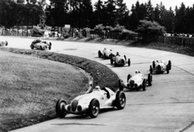Mercedes-Benz W 125 (1937) - die Spitze des Feldes am GP von Deutschland am 25. Juli 1937 - Hermann Lang vor Rudi Caracciola, dahinter Bernd Rosemeyer im Auto Union