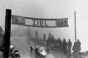 Mercedes-Benz W 125 (1939) - Hermann lang wird in einem speziellen Bergrennwagen mit eisgekühltem Motor Sieger beim Grossen Bergpreis von Deutschland 1939 auf der Grossglocknerstrasse