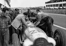 Mercedes-Benz W 154 (1938) - Boxenstop von Hermann Lang beim GP von Frankreich 1938 in Reims