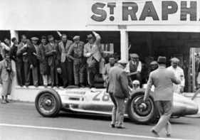 Mercedes-Benz W 154 (1938) - Hermann Lang beim Boxenstop des GP von Frankreich in Reims