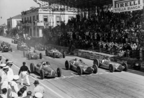 Mercedes-Benz W 154 (1938) - Startszene bei der Coppa Acerbo von Pescara 1938 - Hermann Lang (32), Manfred von Brauchitsch (46) und der spätere Sieger Rudolf Caracciola (26)
