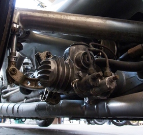 Mercedes Benz W 154 (1939) -  Der hintere Stoßdämpfer mit Kühlrippen und den Einstellzylindern