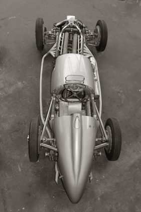 Mercedes Benz W 154 (1939) - Sicht von schräg oben, man sieht den nach rechts eingebauten Motor und den rechts angebrachten Öltank