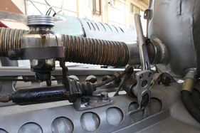 Mercedes Benz W 154 (1939) -  Verstellhebel und Tank für die Stoßdämpfereinstellung